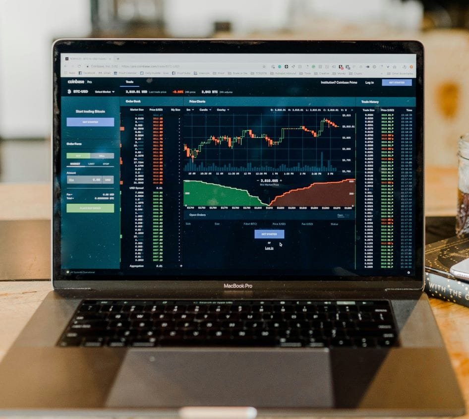 un ordinateur dont l'écran est un logiciel de trading